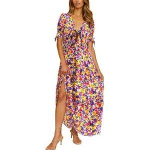 V-neck tie-dress with pleated hem and short sleeves